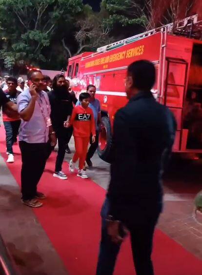 தனுஷின் வருகையின் போது எடுக்கப்பட்ட வீடியோக்களும் போட்டோக்களும் வைரலானது.