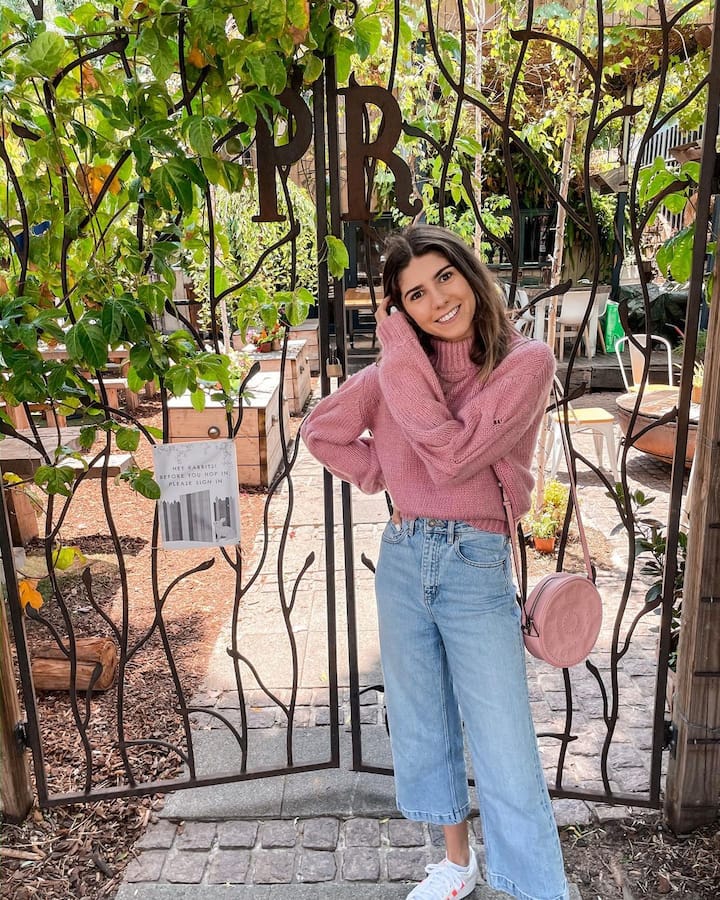 एमिली सोशल मीडिया पर काफी एक्टिव रहती हैं. इंस्टाग्राम पर उन्हें 5 हज़ार से अधिक लोग फॉलो करते हैं. एमिली आए दिन इंस्टाग्राम पर अपनी खूबसूरती के जलवे बिखेरती रहती हैं. वो कैमरून ग्रीन के साथ भी अक्सर तस्वीरें साझा करती हैं.