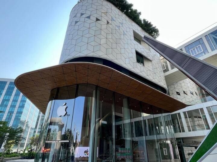 मुंबई में खुल रहे स्टोर के आस-पास कोई भी दूसरे फेमस मोबाइल ब्रांड अपना स्टोर नहीं खोल पाएंगे. इसके लिए कंपनी ने जियो वर्ल्ड ड्राइव मॉल के साथ एक खास पेपर साइन किया है.