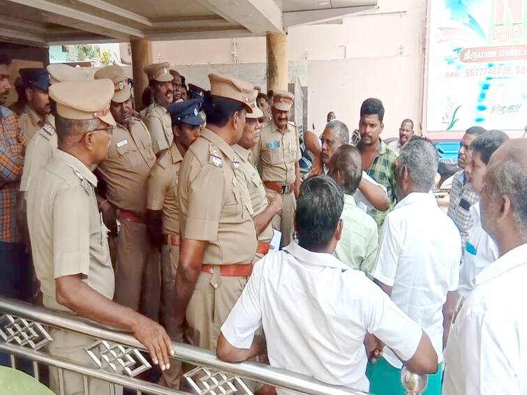 Mayiladuthurai news Conflict between traders on both sides near Sirkazhi  Police compromise TNN சீர்காழி அருகே இருதரப்பு வியாபாரிகள் இடையே பிரச்சினை - காவல்துறையினர் சமரசம்