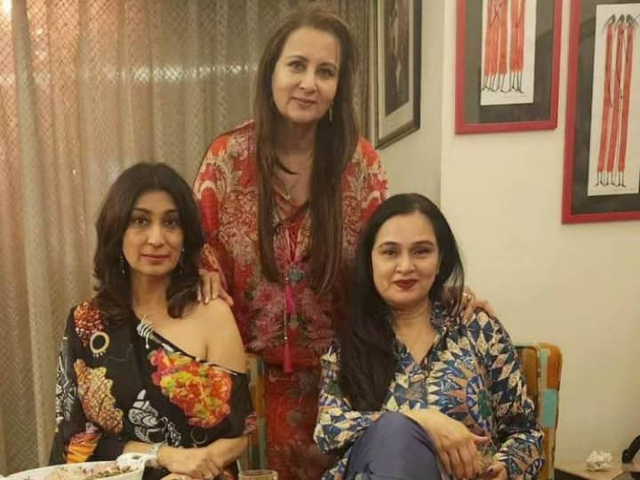 Poonam Dhillon Birthday Party: बॉलीवुड की दिग्गज एक्ट्रेस पूनम ढिल्लों आज अपना 61वां बर्थडे सेलिब्रेट कर रही हैं. इस बार एक्ट्रेस ने अपने खास दोस्तों के साथ जन्मदिन का जश्न मनाया है.