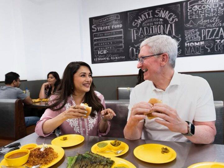 Apple CEO Tim Cook meets Mukesh Ambani and eat Vada Pav with Madhuri Dixit Apple CEO Tim Cook: मुकेश अंबानी से मिले एप्पल के सीईओ टिम कुक, माधुरी दीक्षित के साथ खाया वड़ा पाव 