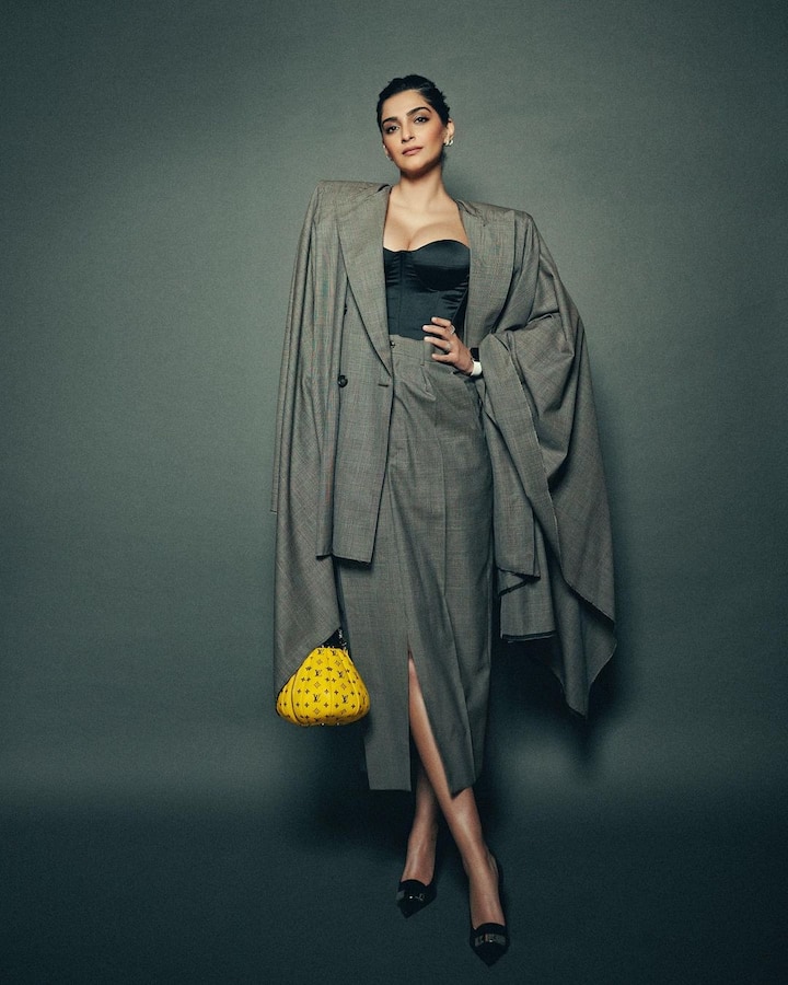 Lastly, she paired up her outfit with black heels. (Image Source: Instagram/Sonam Kapoor)