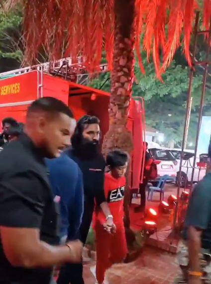 இப்போட்டியை காண நடிகர் தனுஷும் தனது மகனுடன் வந்திருந்தார்.