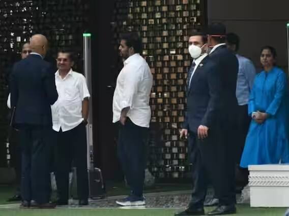 એપલના સીઇઓ ટિમ કૂક સૌથી પહેલા મુકેશ અંબાણીના ઘરે પહોંચ્યા હતા, અહીં તેમને કેટલાય બિઝનેસમેન સાથે મુલાકાત કરી હતી. તેની સાથે મુકેશ અંબાણીના દીકરા આકાશ અંબાણી અને ઇશા અંબાણી પણ દેખાયા હતા.