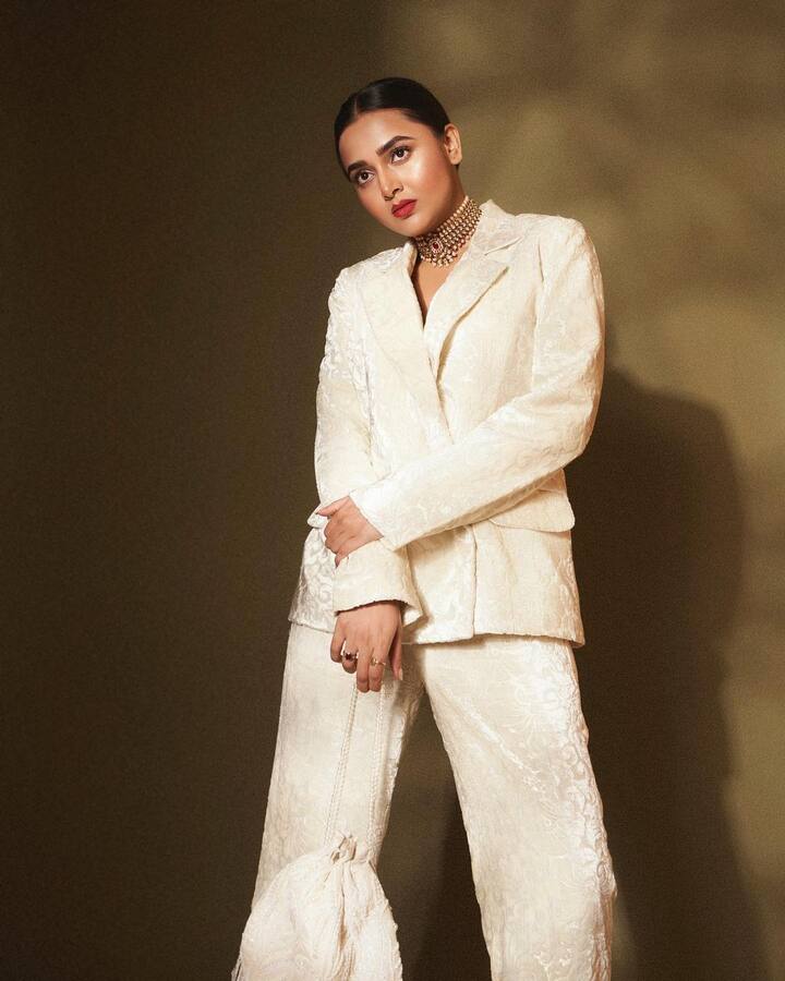 फैशनेबल दिखने की बात आती हैं तो हर लड़की अपनी फेवरेट एक्ट्रेसेस के लुक्स देखना शुरु कर देती हैं. तेजस्वी प्रकाश की भी फैन फॉलोइंग खूब हैं. आप भी एक्ट्रेस के स्टाइल को फॉलो कर सकती हैं.