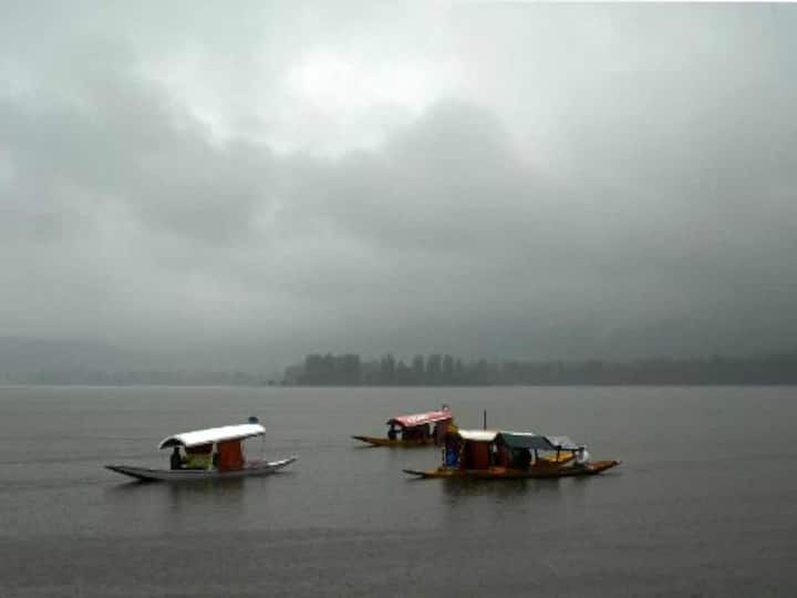 Authorities said the Machil area near the Line of Control (LoC) received around three inches of snowfall on Tuesday. (Image: AFP)