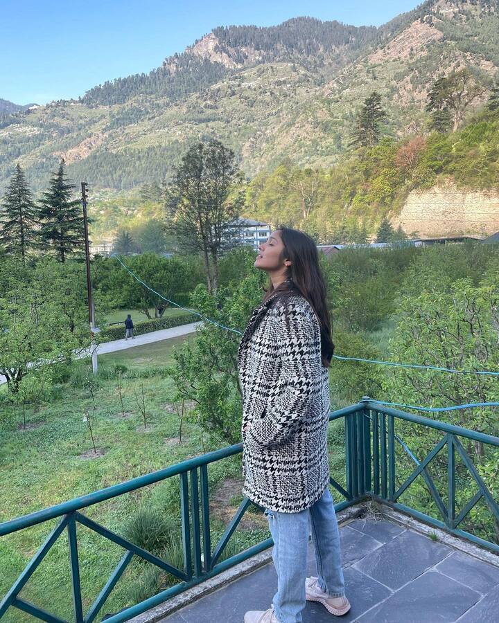 మనాలీ అందాలను వీక్షిస్తున్న అనిఖా. Image Credit: Anikha surendran/Instagram