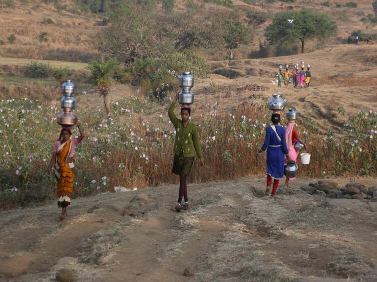 maharashtra news nashik news dire reality of water scarcity in Nashik district by Nashik Water Crisis : नळ पाणी पुरवठा योजना नावालाच, आजही बायामाणसांचा पाण्यासाठी संघर्ष सुरूच; नाशिक जिल्ह्यातील भीषण वास्तव
