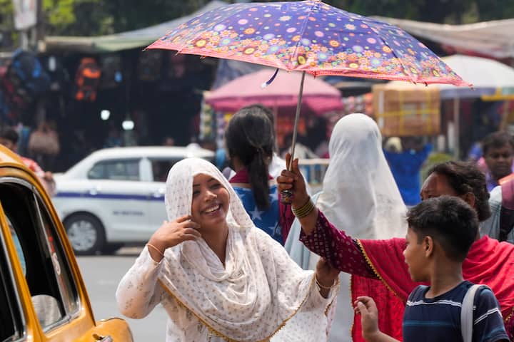 প্রবল তাপপ্রবাহ হতে পারে পুরুলিয়া, ঝাড়গ্রাম, বাঁকুড়া, পশ্চিম বর্ধমান, বীরভূমে। তীব্র গরম থেকে এখনই মুক্তি নেই কলকাতার।