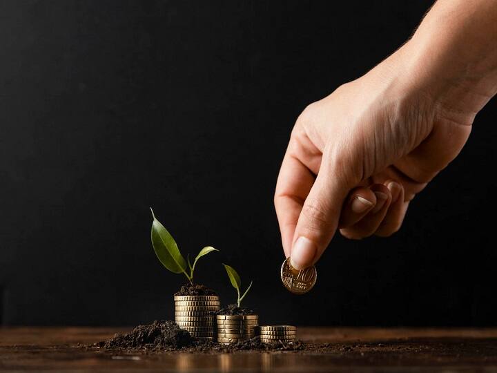 ब्याज दरों की तुलना करने के साथ ही उस बैंक या NBFC में निवेश का भी ट्रैक रिकॉर्ड भी चेक करना आवश्यक है.