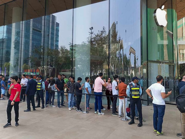 WATCH: People Line Up Outside Mumbai Mall Ahead Of Inauguration Of India's 1st Apple Store Tim Cook WATCH: People Line Up Outside Mumbai Mall Ahead Of Inauguration Of India's 1st Apple Store