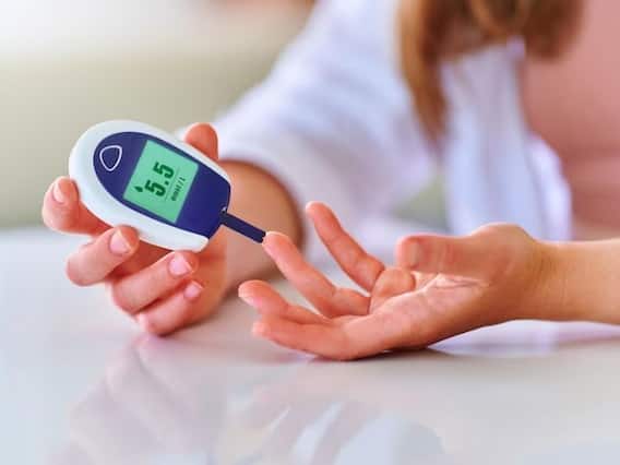 Diabetes : मधुमेहाचा वाढता विळखा! 10 पैकी एका व्यक्ती डायबेटिक, अहवालात धक्कादायक माहिती समोर Diabetes : मधुमेहाचा वाढता विळखा! 10 पैकी एका व्यक्ती डायबेटिक, अहवालात धक्कादायक माहिती समोर