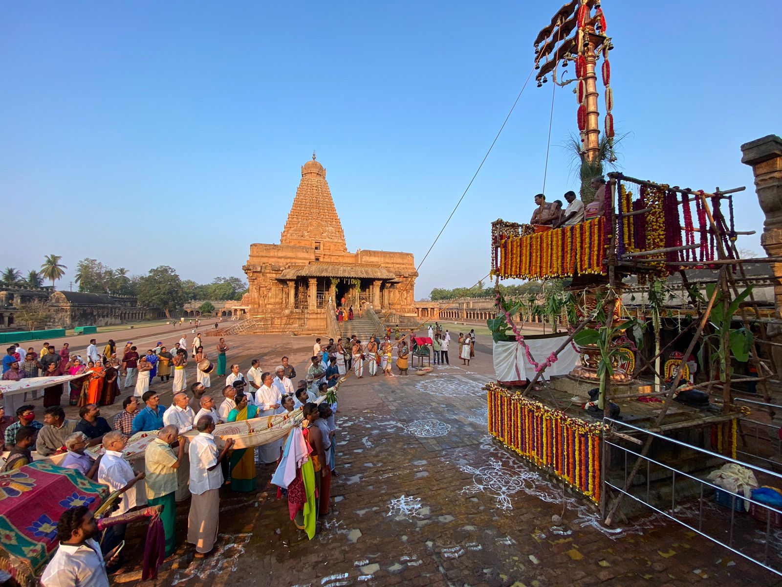 தஞ்சை பெரியகோயிலில் சித்திரை பெருவிழா கொடியேற்றம் - திரளான பக்தர்கள் பங்கேற்பு