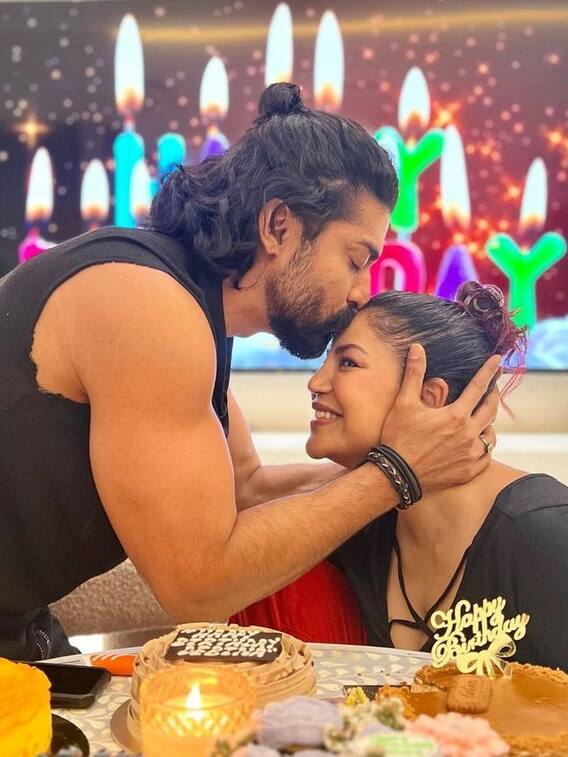 टीवी के राम ने पत्नी को बर्थडे पर किया KISS