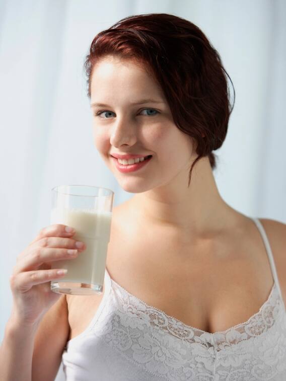 दूध में चीनी मिलाकर पीने वाले हो जाएं सावधान! नुकसान जानकर चौंक जाएंगे आप