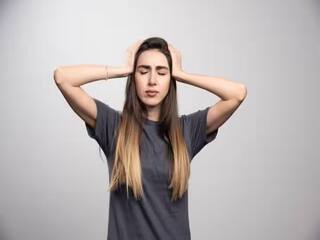 Reason's For Depression: तुम्हाला नैराश्यातून मुक्तता हवीय? आताच या सवयीपासून दूर राहा