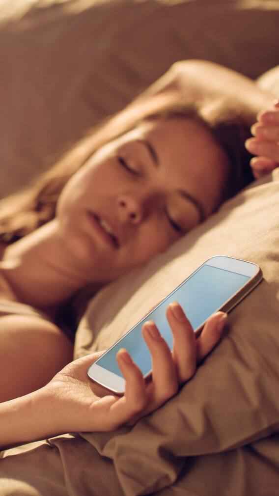 क्या हैं तकिए के पास फोन रखकर सोने के नुकसान?