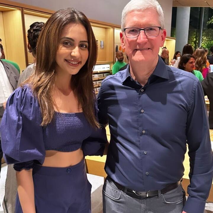 Rakul Preet also took to the occasion and clicked a picture with the CEO. (Image Source: Instagram/FilmiFever)