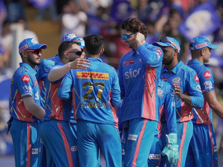 Mumbai Indians Sunrisers Hyderabad Live Streaming & Broadcast Pitch Report Playing XI IPL 2023 Latest News SRH vs MI: हेड-टू-हेड, प्लेइंग-11, पिच रिपोर्ट, लाइव स्ट्रीमिंग और मैच प्रिडिक्शन, जानें हैदराबाद-मुंबई मैच की सारी डिटेल्स