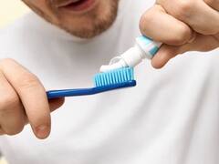 देखने में भले ही अच्छी लग रही हो, मगर इतने दिनों बाद बदल देना चाहिए टूथब्रश! वर्ना हो जाएंगी ये दिक्कतें