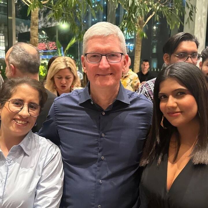Guneet Monga too clicked a picture with him at the event. (Image Source: Instagram/FilmiFever)