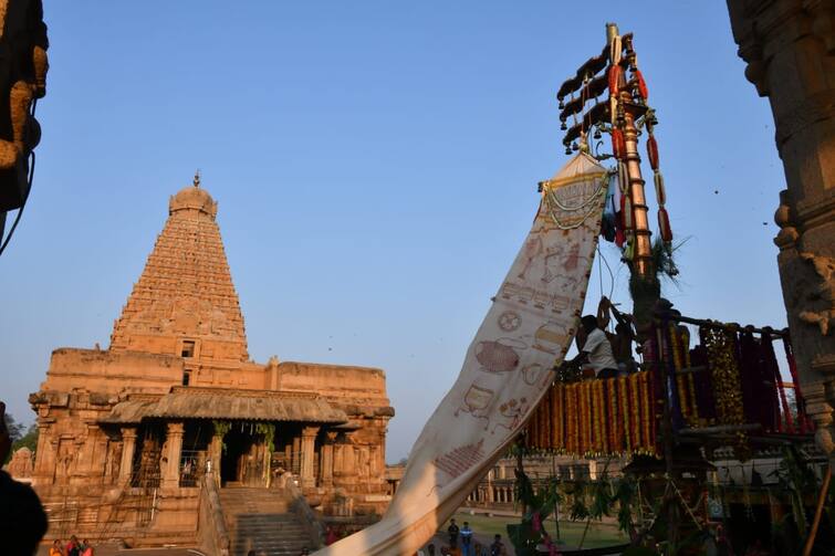 Chithirai festival started with flag hoisting at Thanjavur Periyakovil TNN தஞ்சை பெரியகோயிலில் சித்திரை பெருவிழா கொடியேற்றம் - திரளான பக்தர்கள் பங்கேற்பு