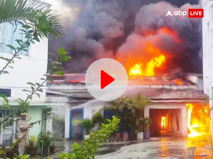 Patna City Rani Talab Fire in 3 Godowns SDM Gunjan Singh Said People Should Vacate The House Helpline Number Issued ann Patna City Fire: पटना सिटी के 3 गोदामों में भीषण आग, SDO बोलीं- आसपास के लोग खाली कर दें घर, हेल्पलाइन नंबर जारी