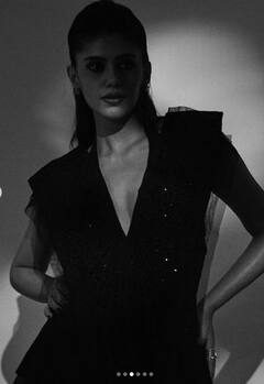 Sanjana Sanghi: ਆਲ ਬਲੈਕ ਲੁੱਕ 'ਚ ਸੰਜਨਾ ਸਾਂਘੀ ਨੇ ਮਚਾਈ ਤਬਾਹੀ, ਬੈਕਲੇਸ ਡਰੈੱਸ 'ਚ ਦਿਖਾਇਆ ਗਲੈਮਰਸ ਅਵਤਾਰ