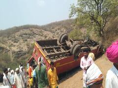 अंबाजोगाईकडे जाणारी एसटी बस बुटेनाथ घाटात पलटली; घटनास्थळी मदतकार्य सुरू