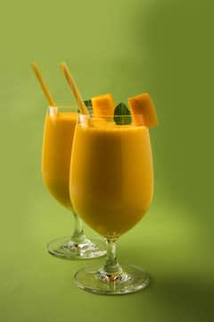 Mango milkshake recipe : மண்டையை காய வைக்கும் வெயிலுக்கு இதமாக மணக்கும் மாம்பழம் மில்க்‌ஷேக்!