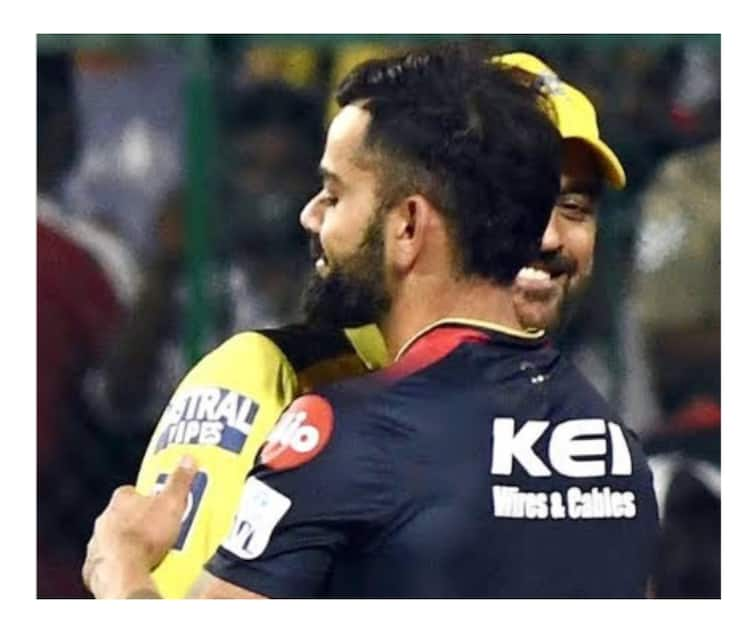 former rcb captain virat kohli share heart warming picture with csk captain ms dhoni ipl 2023 IPL live marathi news IPL 2023 : चेन्नईकडून पराभवानंतर कोहलीने शेअर केला धोनीसोबतचा खास फोटो, कॅप्शनवर खिळल्या साऱ्यांच्या नजरा