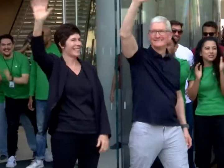 Apple Store: भारत में एप्पल का पहला रिटेल स्टोर मुंबई में खुल चुका है. कंपनी के सीईओ टिम कुक ने इसकी ओपनिंग आज सुबह 11 बजे की.आइए देखते हैं एप्पल का मुंबई वाला स्टोर अं​दर से कैसे दिखता है.