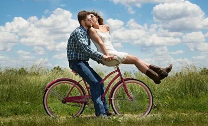 কিন্তু সম্পর্কের ক্ষেত্রে তাড়াহুড়ো মোটেই ভাল লক্ষণ নয়। পরস্পরকে বুঝতে শেখা, একটি একটি করে ধাপ পেরনো অত্যন্ত প্রয়োজন। কিন্তু সম্পর্কেও কি তাড়াহুড়ো করে ফেলছেন, কী করে বুঝবেন, জানুন।