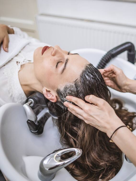 सफेद बालों को करना है काला तो घर पर बनाएं ये नेचुरल डाई