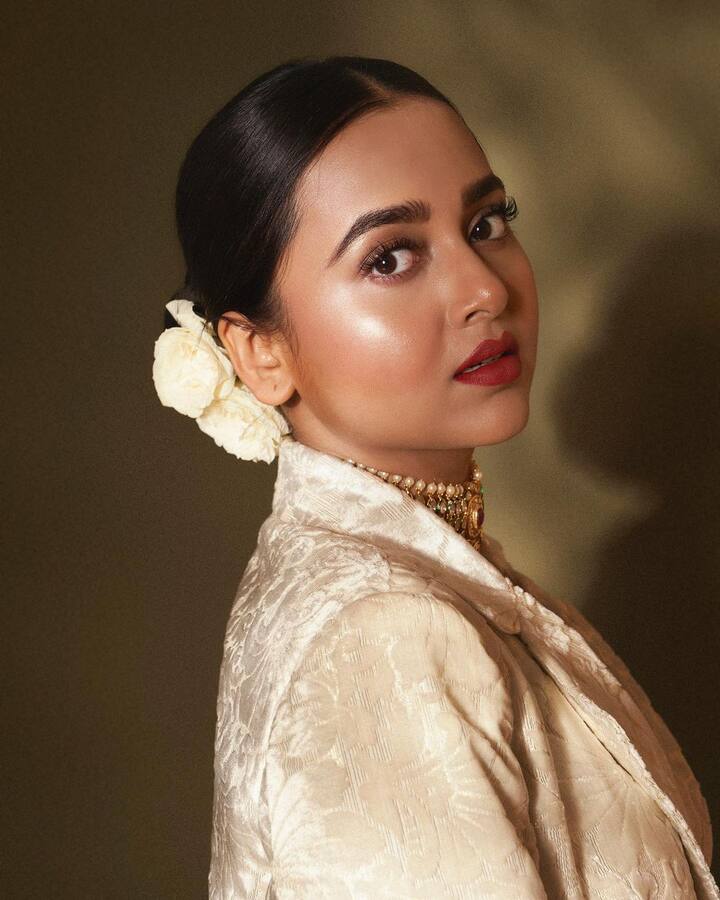 अगर आप किसी ऑफिस की पार्टी में क्लासी और डिफरेंट लुक चाहती हैं तो कुछ इस तरह से आप ब्लेजर और पेंट के साथ जूलरी कैरी कर सकती हैं. हर कोई आपके लुक की तारीफ करेगा.