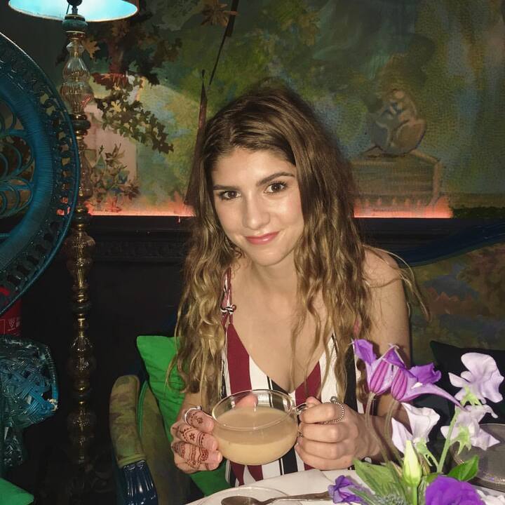 कैमरून ग्रीन की गर्लफ्रेंड का नाम एमिली रेडवुड हैं और वे बेहद ही खूबसूरत हैं. एमिली पेशे से एक न्यूट्रीशियन हैं और उन्होंने कार्टिन यूनिवर्सिटी से पढ़ाई की है. एमिली को सीलिएक बीमारी हैं और उन्हें 2016 में इस बात का पता लगा था.