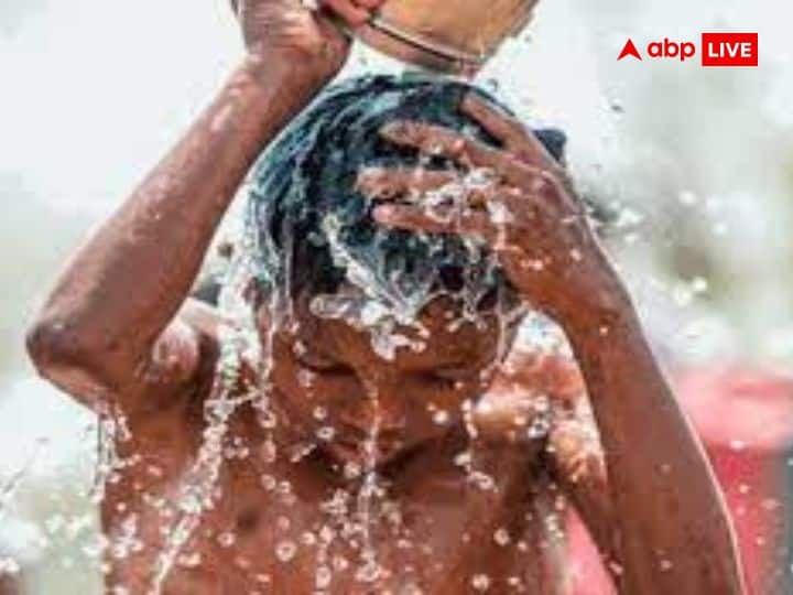 सूर्य ग्रहण समाप्त होने के बाद घर के सभी सदस्यों को स्नान करना चाहिए. क्योंकि ग्रहण का प्रभाव व्यक्ति पर भी पड़ता है.