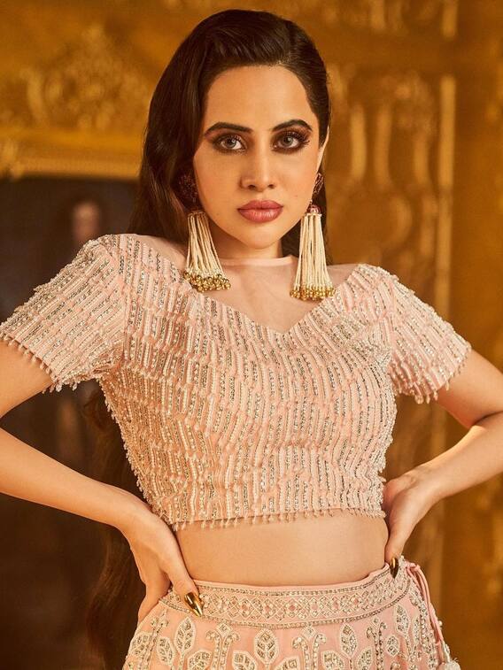 कपड़े छोड़िए उर्फी के ईयररिंग्स कलेक्शन के फैन हो जाएंगे आप