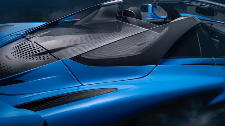 McLaren 765 LT Spider में सेफ्टी के लिये 6 एयरबैग्स मिलते हैं.