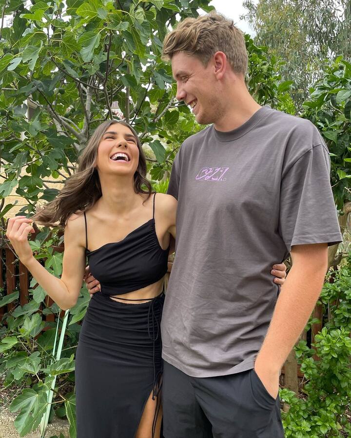 बता दें कि एमिली का जन्म गैरी ग्रीन और बी ट्रेसी के घर 3 जून, 1999 को पर्थ में हुआ था. ग्रीन का एमिली का रिश्ता काफी गहरा है. एमिली अक्सर मैदान में ग्रीन के लिए चियर करने आती हैं.