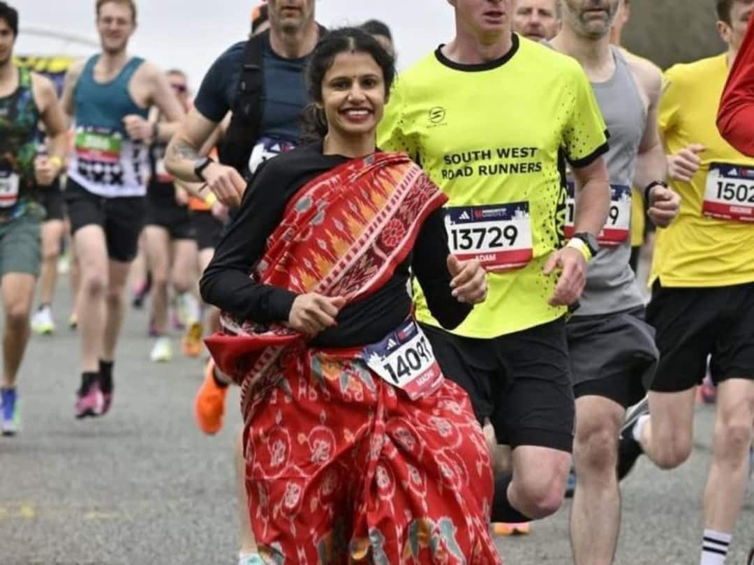 Woman Runs 42.5 Km UK Marathon Wearing Sambalpuri Saree. WATCH Woman Runs 42.5 Km UK Marathon Wearing Sambalpuri Saree. WATCH