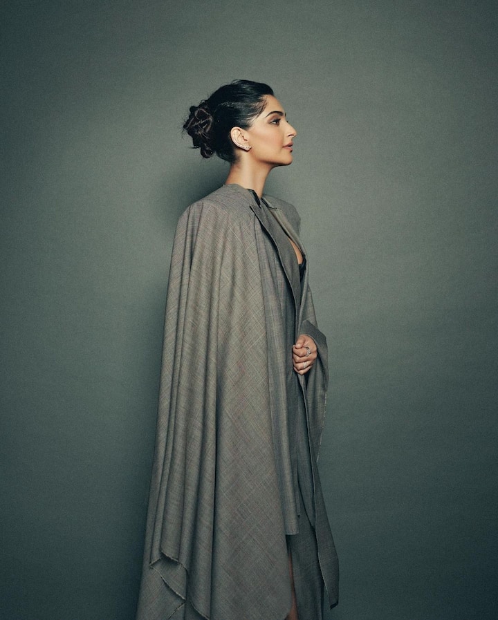 To complete her look, Sonam wore subtle makeup comprising a light brown lipstick, kohl and contoured cheeks. Additionally, she tied her hair into a neat bun. (Image Source: Instagram/Sonam Kapoor)