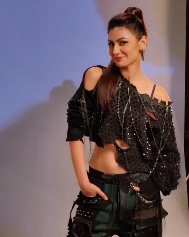 सृति झा टीवी की सबसे पसंदीदा एक्ट्रेसेस में से एक हैं. उन्होंने कई सीरियल्स में काम किया है, जिनमें से एक ‘कुमकुम भाग्य’ भी है.