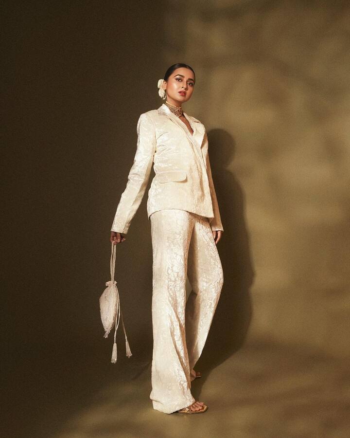 तेजस्वी प्रकाश सोशल मीडिया पर काफी एक्टिव रहती हैं. उनके हर एक लुक काफी वायरल हो जाते हैं. इस आउटफिट में भी एक्ट्रेस ने एक से बढ़कर एक पोज दिए हुए हैं.