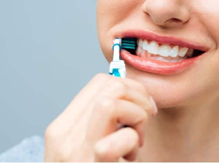 भले ही आपको यह लगे कि आपका टूथब्रश तो ठीक-ठाक है तो इसे बदलने की क्या जरूरत. दरअसल जिस तरह से हम अपने घर की चादरें और पर्दे बदलते हैं. ठीक उसी तरह टूथब्रश को भी टाइट टू टाइम बदला जाना चाहिए.