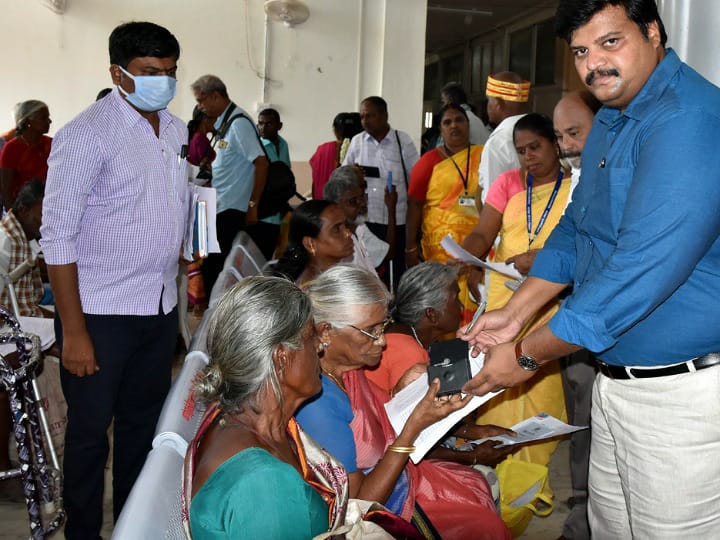 மாற்றுத்திறனாளிகளின் கோரிக்கைகளை ஏற்றுக்கொண்ட  கரூர் மாவட்ட ஆட்சியர்