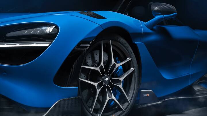 McLaren 765 LT Spider के माइलेज की बात करें तो 6.8 किमी/लीटर है.