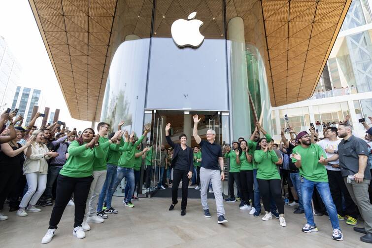 Apple Mumbai Store CEO Tim Cook Inaugurate Apple First Retail Store in India Apple Mumbai Store: भारतातील पहिलं अॅपल स्टोअर आजपासून ग्राहकांसाठी खुलं, CEO टिम कुक यांच्या हस्ते मुंबईत उद्घाटन
