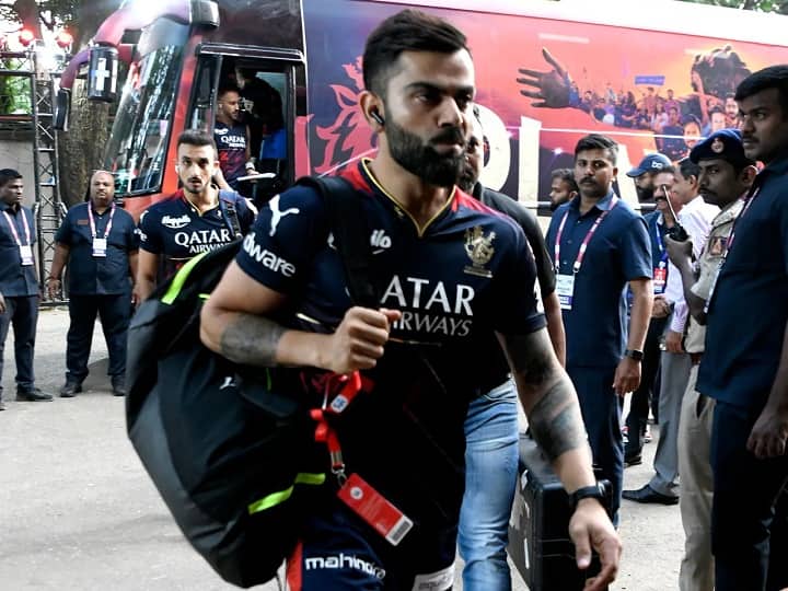 Virat Kohli: चेन्नई सुपर किंग्स के खिलाफ मैच में विराट कोहली से हुई भारी चूक, मिली है यह सजा Virat Kohli fined 10% match fees for breaking IPL Code Of Conduct RCB vs CSK Match Virat Kohli: चेन्नई सुपर किंग्स के खिलाफ मैच में विराट कोहली से हुई भारी चूक, मिली है यह सजा